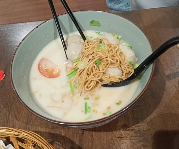 bursting meatballs noodles yee mee