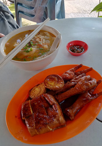 hor fun braised chicken